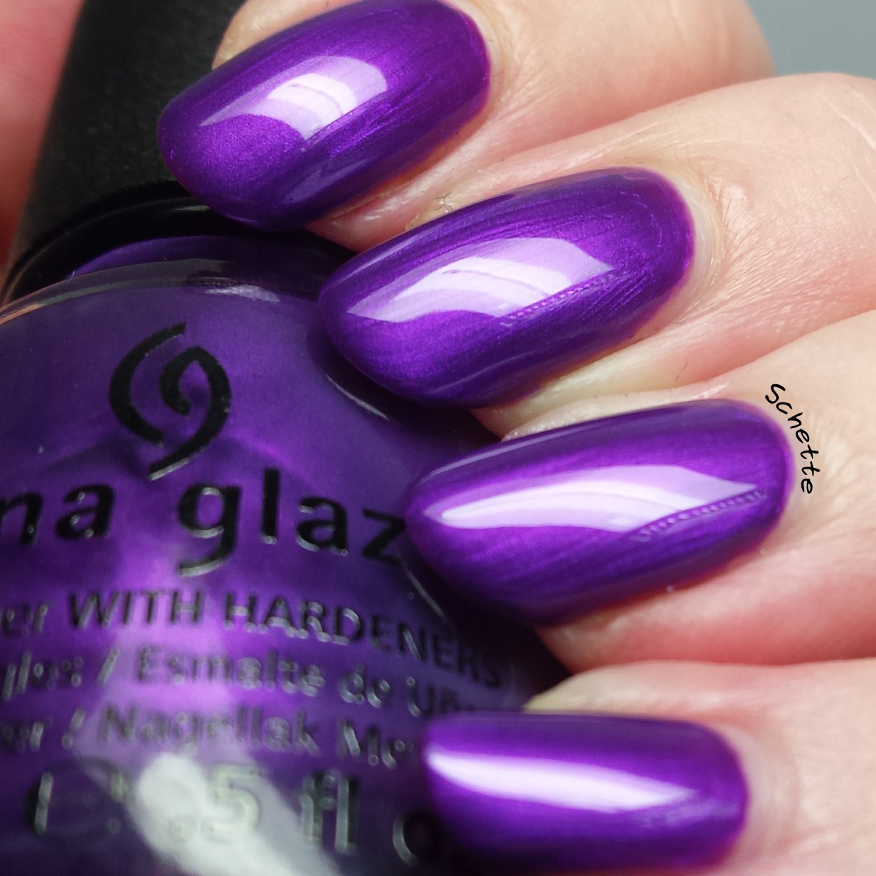 China Glaze : Coconut Kiss, Opi : The man with a golden gun