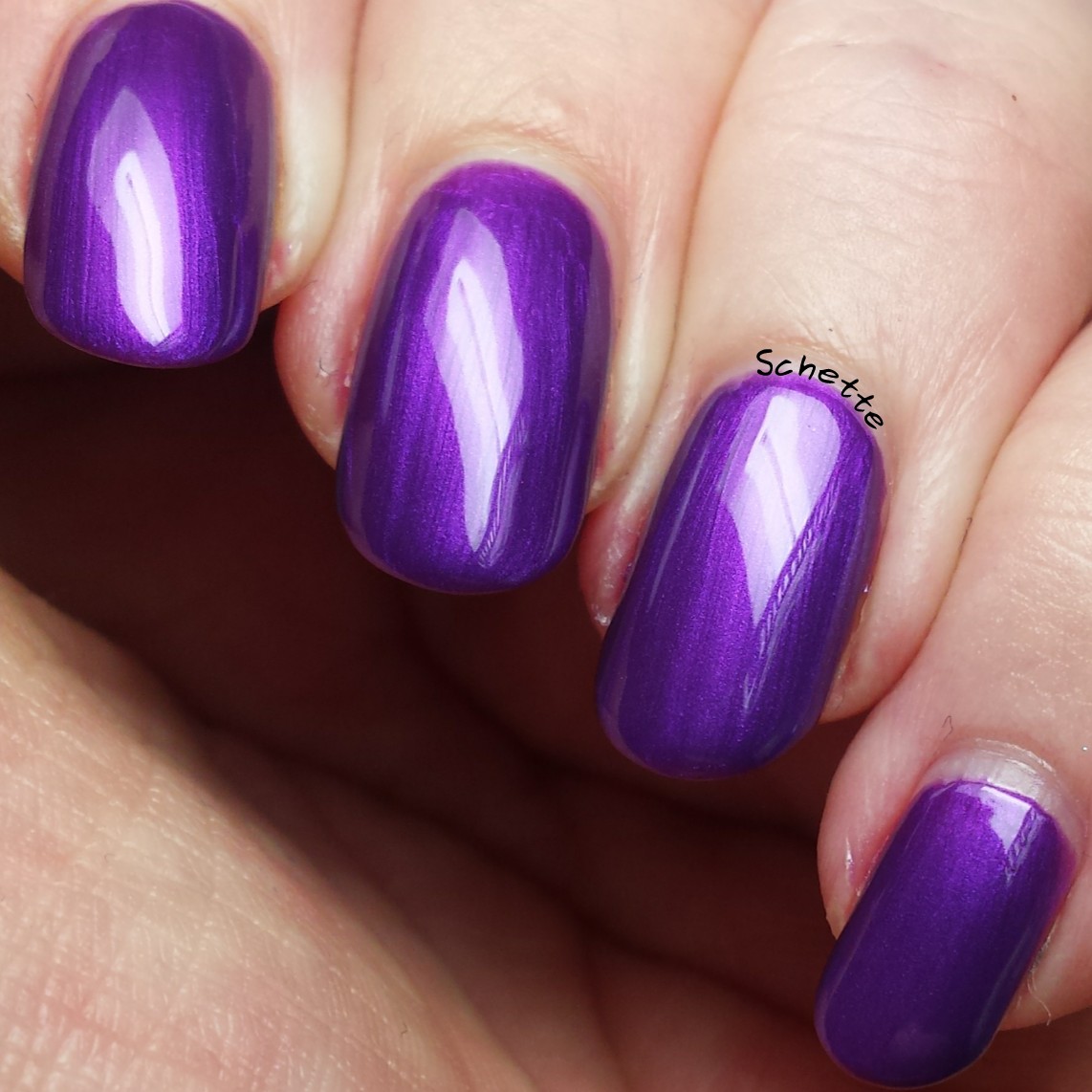 China Glaze : Coconut Kiss, Opi : The man with a golden gun